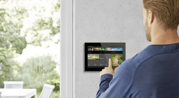 Busch-SmartTouch® 10” ist das neue, mit Innovationspreisen ausgezeichnete Touch-Panel für Heimautomatisierung