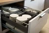 Offene Schublade in der Küche mit Porzellantellern