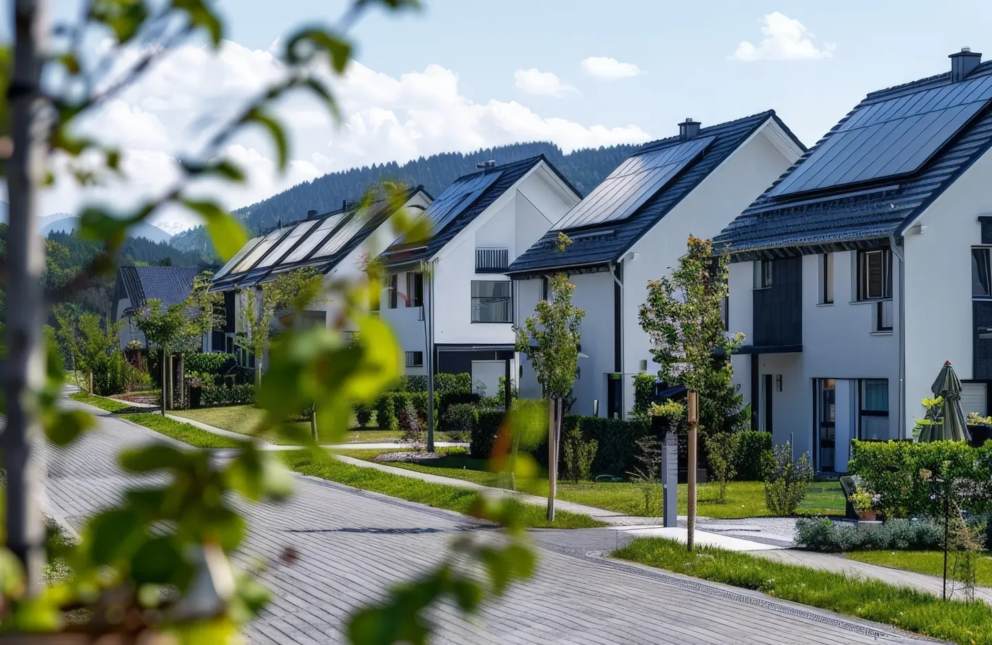 Reihenhäuser im Sommer mit Solarpanelen auf dem Dach
