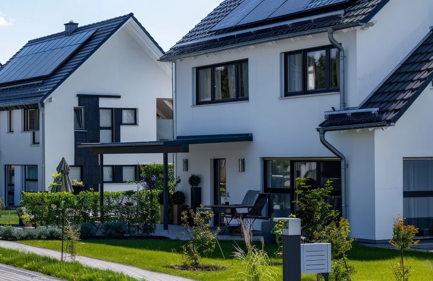 Mehrfamilienhaus mit Solarpanel auf dem Dach