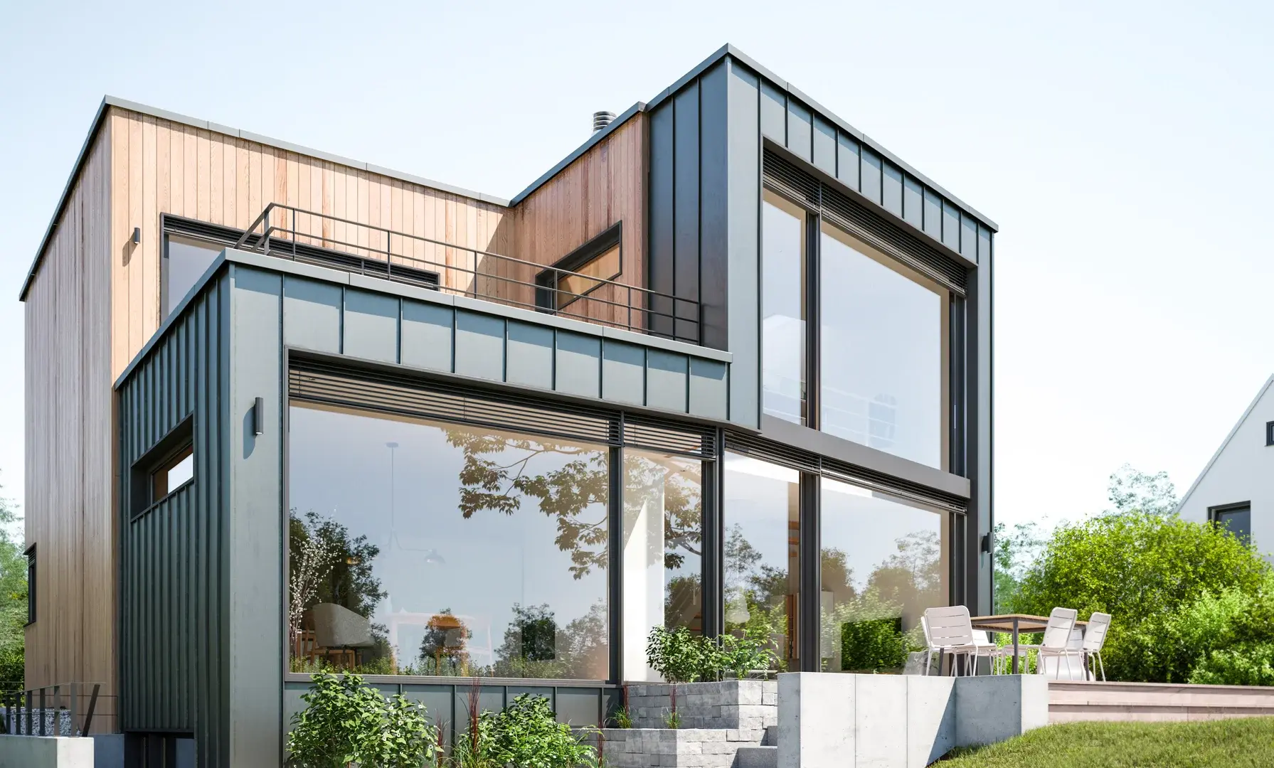Modernes Haus mit großen Fenstern, Holz- und Metallverkleidung, umgeben von Pflanzen und einer Terrasse.