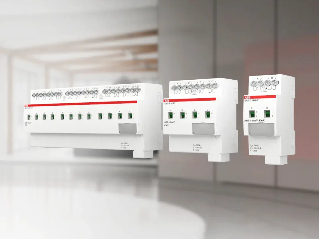 Drei weiße Steuergeräte mit grünen Anschlüssen, angeordnet in einer modernen Präsentation.