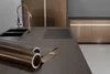 Braune Folien auf einer Marmor Küchenarbeitsplatte